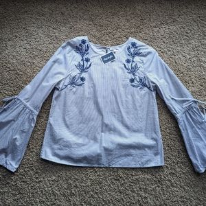BNWT Blue and white striped top.